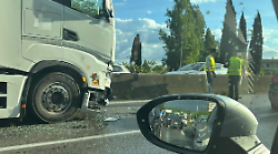 Incidente sul raccordo a Ponte San Giovanni: tamponamento tra camion e auto. Traffico in tilt