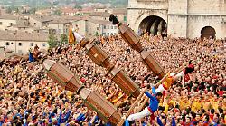 Scopri la Festa dei Ceri di Gubbio tra origine e tradizione: ecco la devozione di un popolo intero per il suo patrono