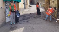 Perugia, volontari ripuliscono le vie del centro storico tra gli applausi dei passanti