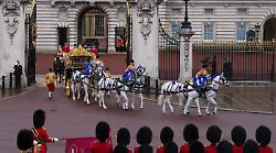 Sotto la criniera, l’Impero: i cavalli di Buckingham e la monarchia che (ancora) galoppa