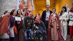 Corsa all'Anello, Santa Maria "piglia tutto": il Bravio al Miglior Terziere opera dell'artista Giulia Apice va al terziere arancio-viola. Un bilancio eccezionale per la festa 2025