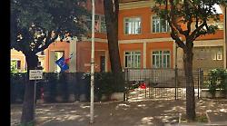 Terni, alunni della primaria accusano bruciore agli occhi e alla gola: evacuata la scuola De Amicis di via Curio Dentato