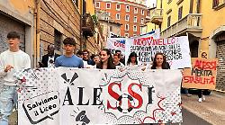 Corteo di studenti e genitori dell'Alessi: "Vogliamo salvare la scuola"