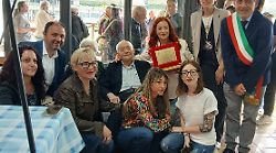 Festa per i 100 anni di Aldo Manni: torta, targa e banda musicale del paese. Fino a 4 anni fa guidava la macchina e curava gli olivi