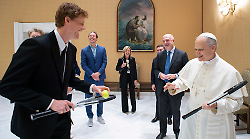 L'incontro tra Jannik Sinner e Papa Leone XIV: lo scambio di battute tra il Pontefice e il numero uno al mondo del tennis 