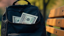 Hostess sbadata dimentica borsa con 7 mila dollari e gioielli: trovata da 4 giovani, consegnata alla polizia e restituita