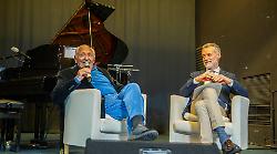 Le parole di Mogol mentre riceve il premio Io sono una persona per bene: "Noi dobbiamo essere tutti fratelli. L’umiltà è la più grande dote"