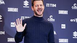Ultima puntata di stagione per Stasera c’è Cattelan su Rai 2: ospiti della serata Sangiovanni, Ambra e Agnelli