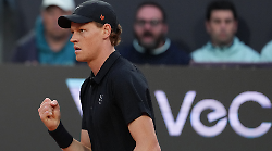 Internazionali di Roma, dominio di Jannik Sinner contro Casper Ruud: l'azzurro incontrerà Tommy Paul in semifinale