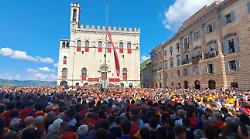 Gubbio, i ceraioli entrano in Piazza Grande in attesa dell’alzata
