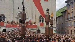 Festa e Corsa dei Ceri a Gubbio, compiuto il rito dell’Alzata in Piazza Grande
