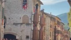 Gubbio, l'inizio della corsa dei Ceri nel tratto di corso Garibaldi