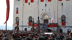 Festa dei Ceri, corsa perfetta davanti alle Logge dei Tiratori, Sant'Ubaldo cade in via XX Settembre
