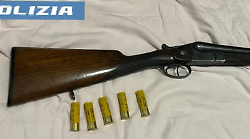 Nascondeva in camera un fucile a canne mozze: arrestato pregiudicato 60enne