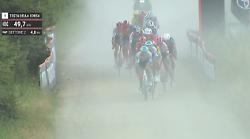 Giro d'Italia, è spettacolo: Van Aert e Bernal davanti, cadono Roglic e Pidcock. La maglia rosa Ulissi staccata di due minuti