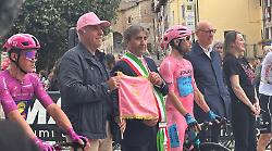 Gubbio in festa dalla mattina presto per la partenza del Giro d'Italia