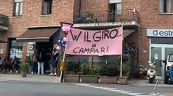 Giro d'Italia: tanti senesi sono già in strada ad aspettare il passaggio della carovana rosa
