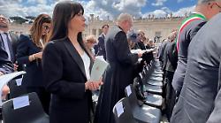 La governatrice Stefania Proietti all'inizio del pontificato di Leone XIV. In piazza San Pietro anche Tesei