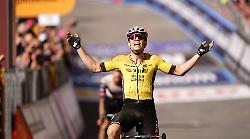 Giro d'Italia, show a Siena: Van Aert vince in Piazza del Campo, Del Toro indossa la maglia rosa