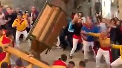 Il video della caduta del cero di Sant'Ubaldo impazza sul web: milioni di visualizzazioni sui social. Il filmato virale