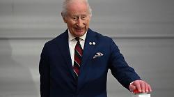 Carlo III rottama la tradizione: addio Bentley, benvenuta Lotus elettrica