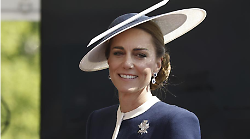 Kate in blu navy: bottiglia rotta per un gesto che incanta ancora tutti (da una nave militare)