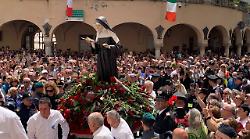 Migliaia di rose e pellegrini alla Festa di Santa Rita. Il Cardinale Reina: "Un centro di fraternità"
