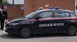 Ruba in un supermercato e aggredisce vigilantes e carabinieri: arrestato un 35enne