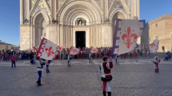 Orvieto, è stato dato il benvenuto ai rappresentanti dell’Antica Repubblica di Fiorenza: scopri lo spettacolo dei Bandierai degli Uffizi