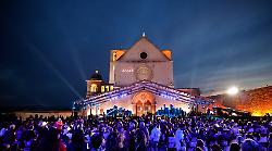 Con il cuore nel nome di Francesco stasera in tv su Rai 1 da Assisi: cantanti e ospiti della serata benefica condotta da Carlo Conti