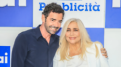 Domenica In è finito? Su Rai 1 il meglio dello show con Mara Venier, che indica i suoi eredi (non c'è Fiorello): "Vedo due nomi"