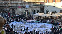 Flash mob per Gaza, in mille in piazza: "Fermare lo sterminio, subito la pace"