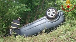 Montecastrilli, spettacolare incidente nel cuore della notte. Auto condotta da un giovane esce di strada e si ribalta