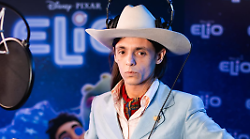 Lucio Corsi debutta nell'universo Disney: è Tegmen nel nuovo film Pixar Elio. Trama e data di uscita della pellicola