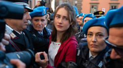 Amanda Knox, rivelate le prime immagini della serie sull'omicidio Meredith in arrivo quest'estate