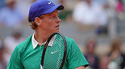 Jannik Sinner supera Gasquet e vola al terzo turno del Roland Garros: affronterà il ceco Lehecka