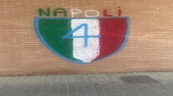 Arezzo, tifosi napoletani disegnano scudetto sul muro di un condominio. Residenti pagano la ripulitura
