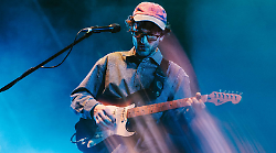 A Suoni Controvento arriva Giorgio Poi: l'artista in concerto il 27 luglio a Norcia. Il nuovo album Schegge realizzato in collaborazione con Laurent Brancowitz dei Phoenix
