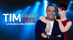 Tim Summer Hits, svelati i dettagli della nuova edizione: conducono Carlo Conti e Andrea Delogu, tutti gli artisti. E sull'assenza di Tony Effe...