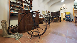 Inaugurata a Città di Castello la ciclofficina: un viaggio nel tempo tra biciclette d'epoca e cimeli dell'Ottocento