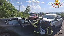 Terni, scontro frontale tra due auto in via Sergio Endrigo: tre feriti