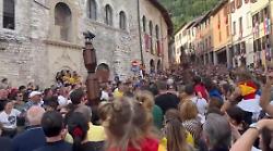 Festa dei Ceri di Gubbio: ecco la corsa dei piccoli ceraioli nel tratto della Calata dei Neri
