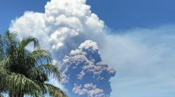 Etna in eruzione: fontane di lava, colata verso la Valle del Bove e nube di cenere. Nessun impatto sull’aeroporto di Catania
