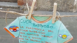 Panicale, bambini stendono il bucato poetico tra le vie del paese 