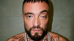 Guè, chi è il rapper ospite a Belve: le origini del nome e la malattia all'occhio. Dalla relazione con Nicole Minetti alla figlia Celine