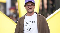 La T-shirt con slogan, storia di un'icona ribelle: da Vivienne Westwood e Dior a Pedro Pascal