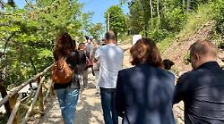 Gubbio, sul sentiero dalla Basilica di Sant'Ubaldo alla Rocca: in cammino tra arte e natura 