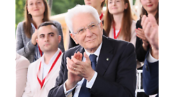 Mattarella agli 8 mila giovani di Rondine: la pace, i confini, il dialogo e l'uso corretto del web. Cita Montessori e Sant'Agostino