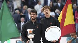 Sinner-Alcaraz, la finale comincia negli spogliatoi: riti e scaramanzie. Cosa fanno (e cosa evitano) 