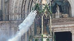 Orvieto in festa, la Palombella scende in piazza Duomo e viene donata a una coppia di giovani sposi
